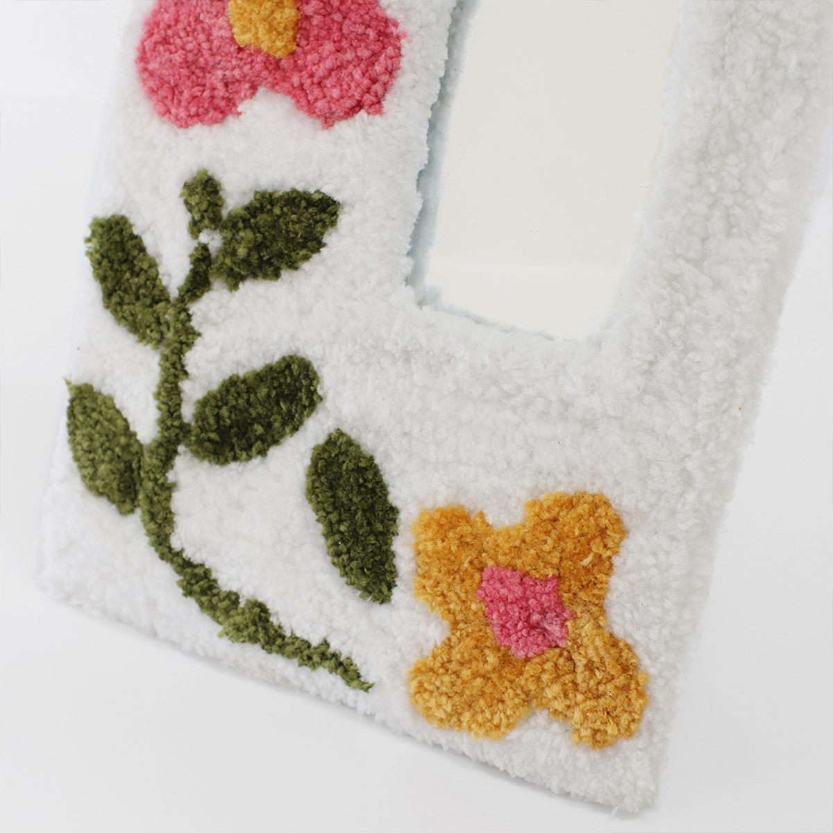 リビングート 楽天市場店のタフティングミラー 花柄 20×25cm スタンドミラー 卓上 （ ミラー かがみ 鏡 卓上鏡 卓上ミラー 長方形 もこもこ ふわふわ リビング 玄関 インテリア 雑貨 フラワー お花 ）｜アングル3