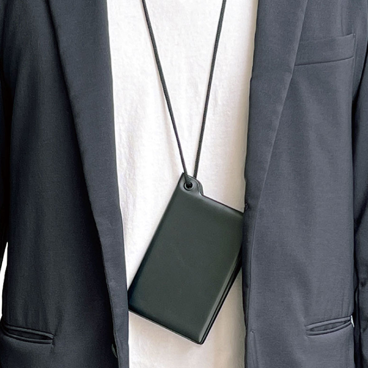 首掛けできるスキミング防止パスポートカバー （ 旅行ポーチ 収納 小物入れ 首掛けポーチ 隠せる セキュリティ ポーチ ケース 海外 旅行 トラベルポケット ストラップ付き パスポート収納 薄型 クレジットカード 防犯用品 ）