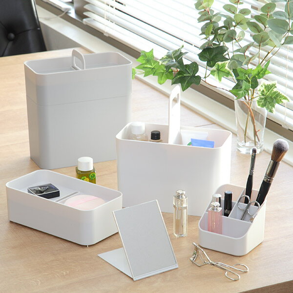 背の高いボトル類を入れられる下段ボックス、小さいコスメを収納できる上段ボックス、細長いメイク用品を立たせてて収納できる５分割ボックスに、うれしいミニスタンドミラー付き。