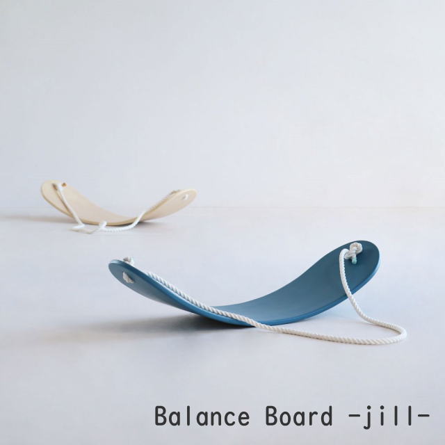 Balance Board -jill-ILB-3469の解説 大人も子供も楽しめるバランスボード「jill（ジル）」 ロープを持ってボードの上に立ち、左右に揺れながらバランスをとる、 エクササイズにも使える商品です。運動不足解消に活躍します。 Balance Board -jill-ILB-3469の詳細 　　　　　 品番 ILB-3469 サイズ （約)幅87×奥行28×高さ19.5cm 商品重量 （約）3.15kg 梱包サイズ (約）幅92×奥行33×高さ24.5cm（約149.5cm） 梱包重量 (約)3.65kg 生産国 ベトナム 仕様 完成品 耐荷重 本体：80kg 材質 土台板：天然木化粧合板(ビーチ材)、 ロープ：ポリエステル100% キーワード キッズ バランスボード ILB-3469 バランス フィットネス エクササイズ ヨガ 遊具 アクティビティ 室内 運動 F-line エフライン 新生活 市場 送料無料　