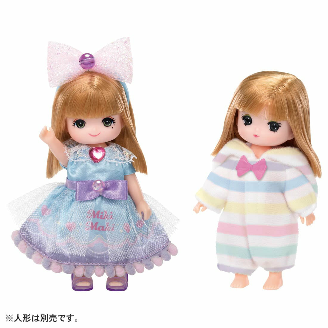 リカちゃんのいもうと、ミキちゃんとマキちゃん用のドレスセットです。水色×パープルにハートのラインストーンがポイントのゆめかわテイストのドレスと、マルチボーダーのフード付きパジャマがセットになっています。「LD−01　ゆめみるリカちゃんギフトセット」「LW−06　ふわふわルームウェア」のドレスとおそろい風のデザインで、一緒に遊ぶとリンクコーデが楽しめます。カチューシャ、クツ付き。 ※人形・一部アクセサリー等は別売です。