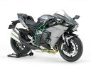 【 模型要目 】 ★川崎重工業の技術を結集して開発されたスーパーバイク、Ninja H2 CARBONの2018年型を再現した1/12スケールのプラスチックモデル組み立てキットです。 ★全長174mm、全幅76mm、全高96mm。 ★スーパーチャージャーを装備した水冷並列4気筒エンジンを精密に再現。 ★ヘッドライトやバックミラーを装着した立体的な造形のアッパーカウル、サイドカウルやリヤカウルなど、空力を追求した公道仕様のカウル類を実車そのままにモデル化。 ★マフラーやライトケースなどはメッキ部品。 ★タイヤはトレッドパターンもリアルに彫刻された合成ゴム製。 ★エンジンやスイングアーム、カウル類はビスでフレームに固定。 ★車名ロゴや特徴的な「リバーマーク」は金属製インレットマーク。 ★ヘッドライトやテールランプなどは透明部品。 ★フューエルタンクの塗り分け用マスキングラインシール付き。