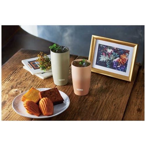 「サーモス」は、あらゆる世代からの口コミ評価が高いベストセラーを数々生み出しているドイツ生まれのブランドです。デザインやサイズ違いでさまざまなアイテムが展開されている中、ナチュラルなインテリアに似合うのがこのモデル。

セラミック加工が施されていて、温かみのある陶器のように見えて実際はステンレスなので割れません。食洗機の利用も可能です。