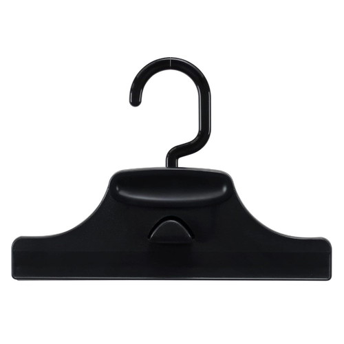 商品名 サワフジ がっちりクリッパー ブラック 内容量 1個 商品説明 ●スカートやパンツをがっちりはさめるクリップ式のハンガーです。●つかみやすく力が入れやすいので軽い力で大きく開きます。●フックは360度回転式で、どんな向きでも使用可能です。●連結用のフックも付いているのでスカートやパンツなどをタテに連結して省スペースに収納できます。●挟む部分にはゴム質樹脂のすべり止め付きです。※メーカーの都合により、パッケージ・仕様等は予告なく変更になる場合がございます。 サイズ 220×150×45mm 材質 本体：ポリスチレン樹脂、フック：ポリプロピレン、バネ：スチール、スベリ止め：ゴム質樹脂 備考 ※パッケージデザイン等は予告なく変更されることがあります。 ※メーカー都合により商品のリニューアル・変更及び原産国の変更がある場合があります。 区分 雑貨 製造国・原産国 ベトナム 製造販売元 株式会社サワフジ JANコード 4973306301095 広告文責・販売事業者名:株式会社ビューティーサイエンス TEL 050-5536-7827