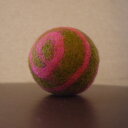 ●necocoon(ネコクーン)　フェルトボール　グリーン×ピンクうずまき