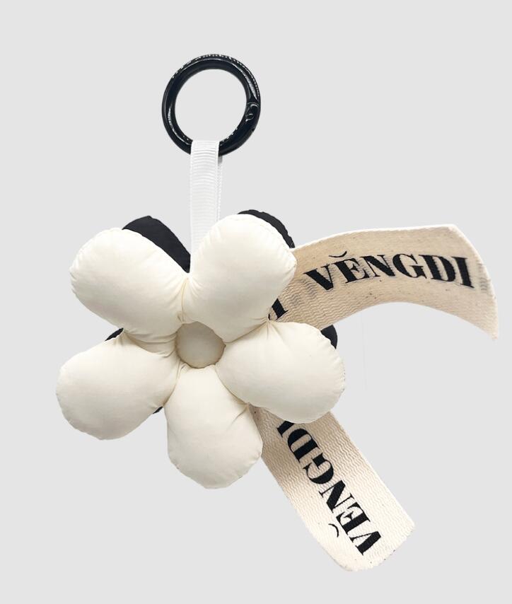 乐天商城 - 【送料無料】VENGDI フラワーキーホワイト／グリーン キーホルダー バッグ装飾 韓国ファッション 花形 両面 かわいい チャーム 母の日 クリスマス 人気 マスコット