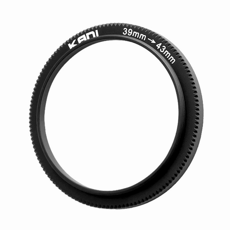 KANI 39-43mm ステップアップリング39-43mm ステップアップリングです。レンズ側のフィルター径は39mmです。お手持ちのレンズをお確かめの上、お求めください。 主な仕様対応サイズ：39mm-43mm (レンズ側-フィルター側)KANI 39-43mm ステップアップリング