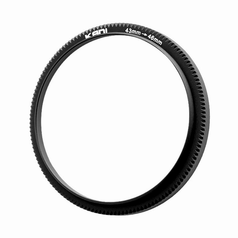 KANI 43-46mm ステップアップリング43-46mm 小口径ステップアップリングです。レンズ側のフィルター径は43mmです。お手持ちのレンズをお確かめの上、お求めください。 主な仕様対応サイズ：43mm-46mm (レンズ側-フィルター側)KANI 43-46mm ステップアップリング