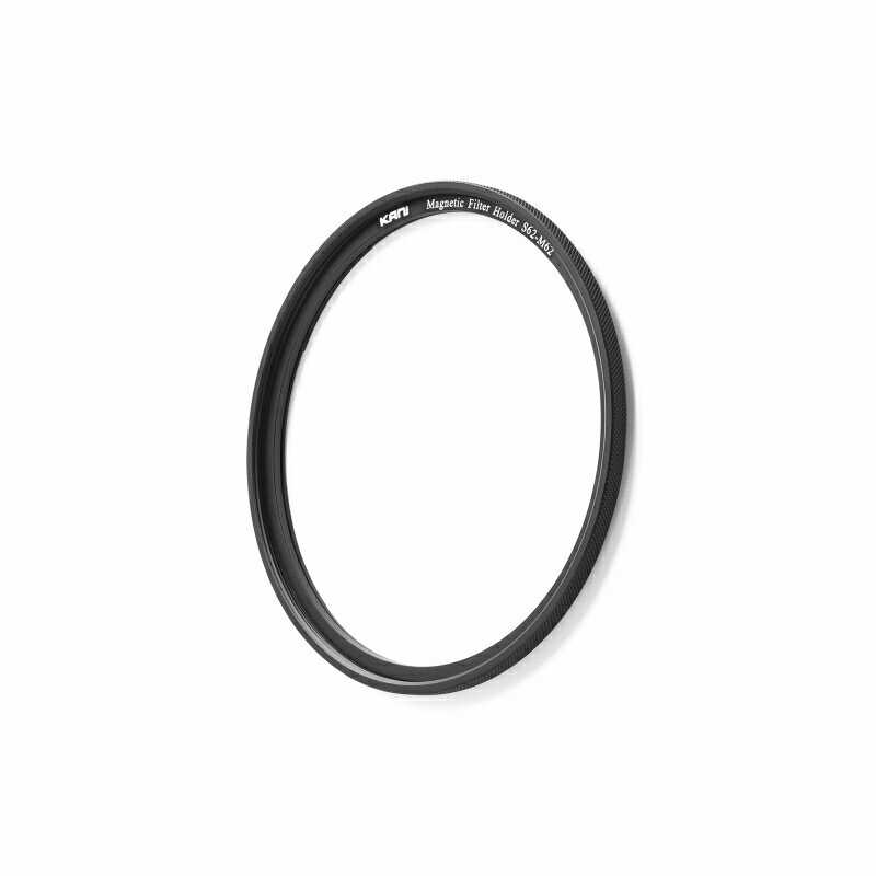 ねじ込み式の円形フィルターを素早く着脱可能にするマグネット方式のホルダー＆アダプターシステム。 予めレンズ側にアダプターリングを装着しておけば、マグネットホルダーを装着した円形フィルターが瞬時に着脱可能です。 効果系フィルターをフィルターあり、フィルターなしで撮影したいときなど、シャッターチャンスを逃すことなく撮影が可能となります。 「KANI マグネットホルダー S62-M62」はフィルター側に装着する単体製品です（単体ではご利用いただけません）。マグネットシステムとしてのご利用には、レンズ側（マグネットアダプター）も必要となります。1つのレンズに対して複数のフィルターを素早く交換したいときなど、使用するフィルター側に予め装着しておけば瞬時に交換が可能です。 【商品構成】 ・Magnetic Filter Holder S62-M62（フィルター側）KANI マグネットホルダー S62-M62（フィルター側）