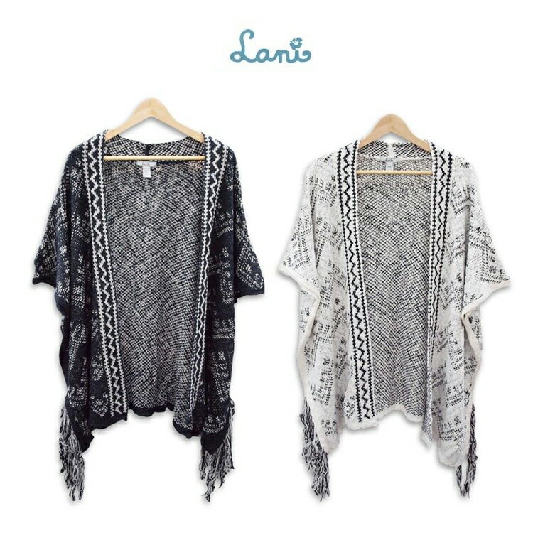 商品名 Lani ラニ ジグザグ ニット カーディガン ポンチョ セーター 厚手 はおり レディース 9229 Zigzag Knit Cardigan 商品説明 LA発のブランド「Lani」は、梨花さんがTV【弾丸トラベラー梨花ハワイ編】で マキシワンピを着用され話題となりました。 柔らかで女性らしいシルエットや大きく広がるラインが人気で、 歩くたびに裾がふわふわっとなびいて着心地最高です。 ドレープネックにドルマンスリーブとジグザグのニットカーディガン。 このカーディガンは、秋/冬に最適でシンプルな トップスやお気に入りのブーツにぴったりです。 伸縮性のあるなめらかな着心地がとっても心地良く 爽やかに着こなせるカジュアルアイテム！ ロングスリーブなのでお尻が隠れるスタイルに☆ オープンフロントの大きいカーディガンなのでゆったり大人のスタイルに仕上がります カラー Black/White サイズ FREESIZE 素材 90% ACRYLIC, 10% COTTON 注意点 ※裁断・縫製によって若干誤差があります。ご了承下さい。 ※お使いのモニターの性能などによって実際の色と 画面によって多少見え方が違う場合がございます。