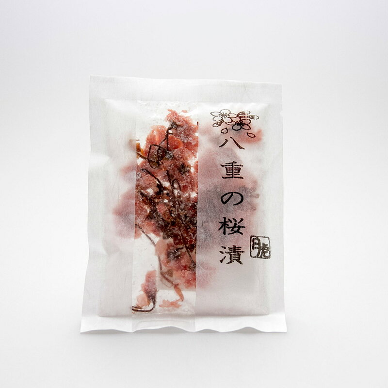 【商品詳細】 【原材料名】桜(国産) 【内容量】50g×3袋 保存方法：直射日光、高温多湿をさけて保存してください。 ※開封後は冷蔵庫で保管して、お早めにお召上がり下さい。八重桜塩漬け 国産の八重桜を使用した、桜の塩漬けです。 おすすめの食べ方 ・おめでたい席でよく飲まれている桜湯として ・塩抜きしごはんに混ぜて、桜のおにぎりでお弁当にも春を ・桜餅やクッキー、自家製のあんぱんを桜あんぱんに 他にも様々なアレンジが楽しめます。 [桜ごはんの作り方] 塩・醤油・みりんなどで味付けし、タケノコなど春の野菜を入れた炊き込みご飯に、塩抜きした桜の塩漬けを混ぜて10分くらい蒸らします。桜の香りが春を感じさせてくれます。塩抜きは、ボール等に水をたっぷり入れて、桜の塩漬けを泳がせるように塩を洗い流すれば多少しょっぱさが残りますが、桜ごはんにはちょうど良いと思います。気になる場合は、さらに10分程度真水に浸してください。