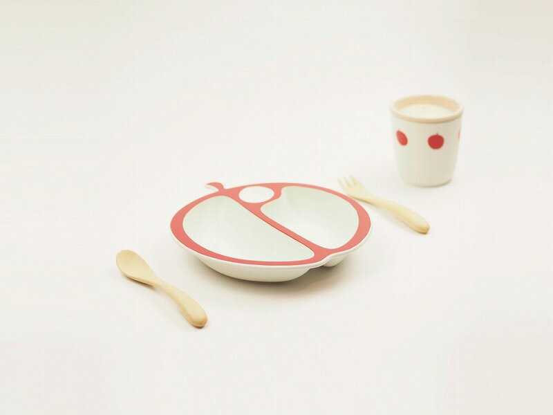 【商品詳細】 ＜内容＞ mug （フタ付き）+ spoon + fork + dish material : Sasa Banboo Bio Plastic mug : 7.2 x 7.5 cm dish : 16 x 17 x 2.8 cm 耐熱　　　：-30℃〜120℃ 食洗機　　：使用可 電子レンジ：使用不可 手洗いの際は柔らかいスポンジをご使用くださいPAPPA Series MELA りんご食器セット "MELA"は環境に優しく、 強度があり、デザイン性のある、スタイリッシュに食卓を楽しく彩る乳幼児向け食器です。 ＜環境にやさしい原材料＞ エコで環境に優しい笹や竹配合のBIOプラスチックは日本の森の中に育つ、再生可能な植物由来の オーガニック素材を原料としています。 一般のプラスチックに比べ石油使用量を50%以上削減できる 地球環境・未来の子どもたちにやさしい素材です。 ＜ECO & BIO DESIGN＞ 家族で囲む楽しい食卓を「 かわいく・おしゃれ 」に演出する食器をデザインしたいと、子どもを持つ デザイナーがママ・パパ視点でデザイン設計しました。 ママや小さな子どもにも使い易いやさしい フォルムの食器には愛情とやさしさがいっぱい詰まっています。 ＜優れた天然の抗菌力＞ 笹でおにぎりを包み、竹で米を炊き、水筒を作るなど、古来から日本人は笹や竹に食物や水を保存して 使用してきた文化があります。 笹・竹は素材自体がもつ 「抗菌効果」・「抗ウイルス」・「防腐作用」に 優れているため、衛生的に良く、安全・安心な素材なのです。 本シリーズも笹配合のため黄色ブドウ球菌 大腸菌の増殖を激減させる効果、防カビ効果があることを検査の結果わかりました