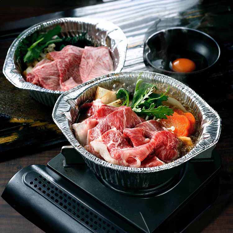 黄木の米沢牛を使用し、便利なすき焼個食鍋といたしました。黄木特製の味噌と醤油で仕立てたタレが米沢牛の味わいを更に引き立てます。ガスコンロやIHで温めるだけでお召し上がりいただけます。※こちらの商品はお取り寄せ商品のため、初期不良以外の返品・交換は承れませんので、あらかじめご了承ください。※リニューアルに伴い、パッケージ・内容等予告なく変更する場合がございます。予めご了承ください。●内容量赤身すき焼鍋・霜降りすき焼鍋/250g×各2個すき焼のタレ/130g×4袋●商品サイズ（cm）幅約48×奥行約24×高さ約11●原材料牛肉：山形県産白菜・玉ねぎ：国産●成分（1包装/250g 当たり）すき焼鍋（霜降り肉）：エネルギー423kcal、たんぱく質15.4g、脂質34.0g、炭水化物11.4g、食塩相当量0.2gすき焼鍋（赤身肉）：エネルギー234kcal、たんぱく質21.1g、脂質11.3g、炭水化物11.5g、食塩相当量0.2g●アレルギー物質小麦・牛肉・大豆●賞味期限出荷日より冷凍30日●保存方法すき焼き鍋：−18℃以下で保存してください。すき焼のタレ：10℃以下で保存してください。（検索用：米沢牛 食品 米沢牛黄木 すき焼 牛肉 肉加工品 ギフト ブランド牛 ご褒美 贅沢 ）最強翌日配送対象商品に関するご案内 最強翌日配送対象商品・対象地域に該当する場合は最強翌日配送マークがご注文カゴ近くに表示されます。 最強翌日配送可能なお支払方法は【クレジットカード、代金引換、全額ポイント支払い】のみとなります。 下記の場合は最強翌日配送対象外となります。 ・15点以上ご購入いただいた場合 ・時間指定がある場合 ・ご注文時備考欄にご記入がある場合 ・決済処理にお時間を頂戴する場合 ・郵便番号や住所に誤りがある場合 ・最強翌日配送対象外の商品とご一緒にご注文いただいた場合 ・お届け先住所文字数が40文字以上の場合 関連キーワード(本商品の説明ではありません)母の日 父の日 敬老の日 こどもの日 クリスマス バレンタイン ホワイトデー ハロウィン お正月 成人の日 成人式 記念日 誕生日 卒業式 入学式 お歳暮 お中元 春 夏 秋 冬 梅雨 節分 ひな祭り 七夕 十五夜 初詣 年越し 夏祭り 花火大会 結婚祝い 内祝い 出産祝い 快気祝い 還暦祝い 古希 喜寿 傘寿 米寿 卒寿 白寿 百寿 新築祝い 引っ越し祝い 開店祝い 開業祝い 就職祝い 昇進祝い 合格祝い 銀婚式 金婚式 七五三 長寿祝い 御礼 お母さん お父さん 義母 義父 祖父 祖母 おばあちゃん おじいちゃん 娘 息子 彼氏 彼女 恋人 友達 上司 先輩 後輩 同僚 キッズ 子供 幼児 ベビー 赤ちゃん 育児 学生 社会人 シニア 10代 20代 30代 40代 50代 60代 70代 80代 90代 一人暮らし 単身赴任 主婦 主夫 新生活 家族暮らし 子育て 旅行 トラベル ライブ ホームパーティ ビジネス 法人 ギフト プレゼントご注文前のよくある質問についてご確認下さい[　FAQ　]