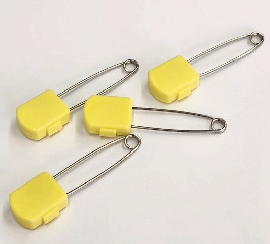 「キューブ」4本入【メーカー直売 お買い得価格】カバー付 日本製安全ピン 入園 入学ゼッケンピン 名札 手芸 布団シート留め 子供 高齢者 推し活 推し色 ポイント消化 セーフティピン
