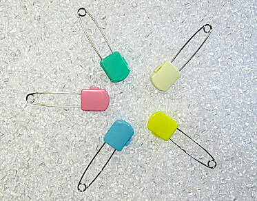 「キューブ」4本入【メーカー直売 お買い得価格】カバー付 日本製安全ピン 入園 入学ゼッケンピン 名札 手芸 布団シート留め 子供 高齢者 推し活 推し色 ポイント消化 セーフティピン