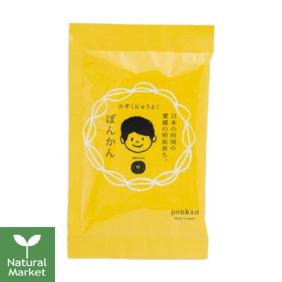 ■ブランド名：ヤエトコ/yaetoco ■発売元：（株）地域法人 無茶々園 ■区分：化粧品 ■製造国：日本 ■広告文責：マツモト理美容株式会社　TEL：072-682-6601ヤエトコ / yaetoco バスソルト ポンカン 1包 ぽんかんのほっとする香りに包まれて、今夜はゆったりバスタイム 無茶々園で栽培したポンカンの果皮から抽出した精油を使った甘い香りのバスソルト。宇和海で採れた真珠貝パウダーを皮膚コンディショニング剤として使用しています。 原料はすべて天然由来のもの。今夜はちょっと贅沢に、ぽんかんの明るい香りで癒されながら、心も体もぽかぽかになりませんか。 yaetocoが大切にしていること 商品をつくるにあたって大切にしたことは、「柑橘の良さを生かすこと」。柑橘の生産者団体として、変わらず持ち続けていく私たちのコンセプトです。 主原料となる柑橘は、無茶々園で大切に育てられたもの。柑橘は果物の中でも、皮を剥いた瞬間からはじける香りが特徴です。yaetocoは無茶々園の柑橘果皮から抽出した精油と蒸留水を使用することで、柑橘のもつ香りを最大限に活かしています。 原料のひとつである精油は「水蒸気蒸留法」で抽出しています。製造にあたっては、石油由来の成分、合成香料、合成着色料は使用していません。 使用方法 粉末が細かく舞いやすいので、本品を浴槽のお湯（約200L）の湯面に近いところから全量を静かに入れ、よく溶かしてからお入りください。 全成分 ※成分は予告なく変更になる場合がございます。 海塩、炭酸水素Na、マンダリンオレンジ果皮油★、チンピ、パール、シリカ ★はぽんかん精油を使用しています。 yaetocoのこと 無茶々園の柑橘から生まれたコスメです。 無茶々園の柑橘を使って、新しい価値をつくりたい。たくさんの人に明浜のことを伝えたい。そんな想いを背景にyaetoco は生まれました。 明浜狩浜地区の秋祭りのかけ声「やー、えーとこー！（浜は良いところ）」が名前の由来。できるだけ農薬に頼らず栽培した無茶々園の柑橘から採れる精油と蒸留水がyaetoco の原料です。 柑橘のさわやかな香り、安心して使えるシンプルな処方、こだわりをもって作りあげた使用感。使う人が笑顔になってくれるものづくりを心がけています。 商品ができるまで ぽんかんの果皮から精油をつくる前に欠かせないのが、「ぽんかんの皮むき」作業。実はこれ、地元のばぁちゃん達の大切な仕事になっているんです。どれだけ年を重ねても、自分の無理のない範囲で仕事に取り組み、社会と関わり続けることは毎日の生きがいにつながります。 地域のお年寄り達みんなが、最後まで元気に、活き活きと暮らしていけるそんな里づくりを目指して、無茶々園は福祉分野でもさまざまな取り組みをはじめています。 店長からひとこと お湯の色は少ーし濁るかな？くらいの感じです。ポンカンの香りがちゃんと広がります♪個体のポンカンは浮いていませんが、柑橘系の香りがゆず湯を思い出します。 使用上の注意 海水乾燥物※は水分があると発熱する性質がありますので、直接手や肌で触れず、入浴前に必ず浴槽に溶かしてからお入りください。 傷、はれもの、しっしんなど異常のあるときはお使いにならないでください。 お肌に異常が生じていないかよく注意して使用してください。 化粧品がお肌に合わないとき、即ち次のような場合には、使用を中止してください。 そのまま、化粧品類の使用を続けますと症状を悪化させることがありますので、皮膚科専門医等にご相談されることをおすすめします。 （1）使用中に赤み、はれ、かゆみ、刺激、色抜け（白斑等）や黒ずみ等の異常があらわれた場合。 （2）使用したお肌に直射日光があたって、上記のような異常があらわれた場合。 万が一使用中に目に入った場合は直ちに洗い流してください。 本品は浴槽や風呂釜を傷めることはありませんが、使用後は水道水で十分に浴槽や風呂釜を洗い流してください。 赤ちゃんや小さなお子様の手の届かない場所に保管してください。 製品は天然物を使用しておりますので、保管状態によっては色や匂いが変化する場合がありますが、品質に問題ありません。 残り湯はお洗濯のすすぎにはご使用にならないでください。 本品は食べられません。万が一飲みこんだ場合は水を飲ませる等の処置を行って下さい。 入浴以外の用途に使用しないでください。 ※海水乾燥物：海塩