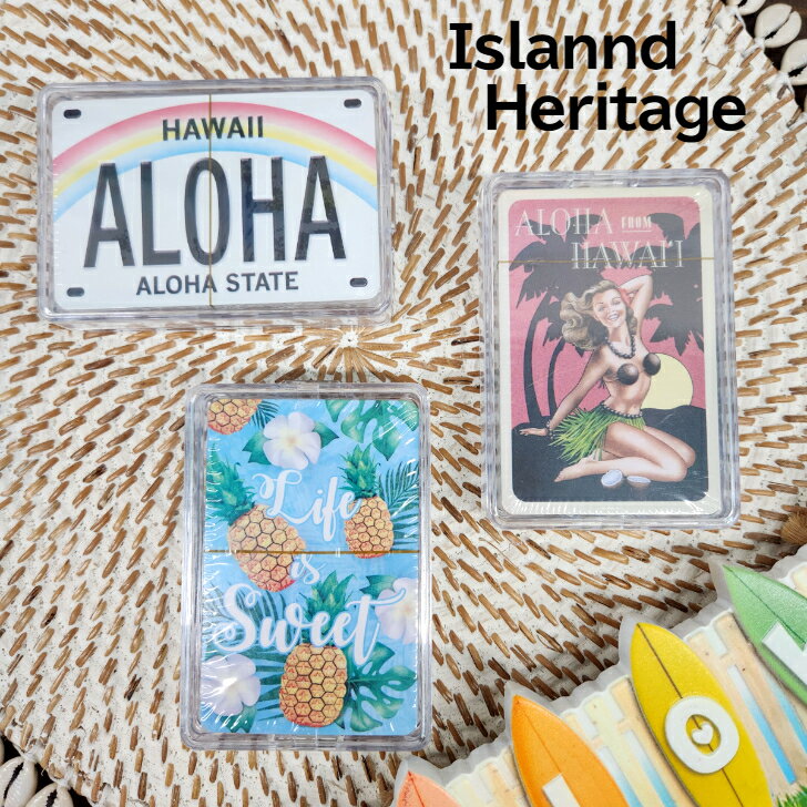 ハワイ直輸入　トランプ　Island Heritage　アイランドヘリテージ　ハワイ　ハワイアン雑貨 トランプ ハワイ ハワイアン雑貨 アイランドヘリテージ Island Heritage お土産 プレゼント ギフト おもちゃ テーブルゲーム カードゲーム ライセンスプレート パイナップル ココナッツ ハワイ直輸入！ ハワイ直輸入のアイランドヘリテージのトランプです。ハワイではとてもよく見かけるデザインです。大人気ブランド、アイランドヘリテージで日本語表記もありませんので、買い忘れてしまったお土産としてもオススメです！プラスチックケース入りなので持ち運びにも便利です！A.ライセンスプレート日本では、「ライセンスプレート」というより、「車のナンバープレート」ということが多いでしょうか。ハワイ州のライセンスプレートには、虹が描かれています。ハワイは別名「レインボウステイト」と呼ばれるくらい、虹の多いところ。シャワーの後にかかる大きな虹は、ハワイを象徴する風景です。B.ココナッツガールノスタルジックな柄のココナッツブラをしたフラガール 。サンセットがきれいなビーチを背景にしています。C.ライフ イズ スウィートパイナップルの甘い香りがしてきそう!!一人でも、グループでも、手軽にささっと楽しめるのがトランプの魅力。サイズ：L8.6xW5.7cm素材：紙プラスチックケース付き 大人気のアイランドヘリテージ お土産やプレゼントにオススメ！ ハワイ土産の定番！ (注意)お使いのモニターの設定や環境等により、実際の色味と異なる場合がございますのでご了承下さいませ。 1