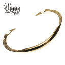 RANKINGハワイ直輸入のハワイアンジュエリーです。【商品名】LONO シャークトゥースバングル【素材】14k Yellow Gold【大きさ】幅7mm×厚み3mm（最長部分）Mサイズはこちら【詳細】「強さと勇猛さの象徴」とされるサメの歯を、バングルの両先端にデザイン。側面には、"波が幸運を運んでくる"という意味の彫模様である波模様を落とし込んだ。身を守り、幸運を呼ぶお守りとして身につけて頂けます。商品がお品切れの場合はハワイからのお取り寄せとなります。お取り寄せにてご注文の際のお支払方法はクレジットカードもしくはお振込み（先払い）のみとさせていただいております。予めご了承の上、ご注文のほどお願いを申し上げます。LONOの商品には箱、ギャランティーカードが付属いたします。（当店はLONO正規取扱店でございます。） ■K10,14,18ゴールド（イエロー）・ピンクゴールド・ホワイトゴールド・グリーンゴールドの商品温泉や海に入る時には必ず外してください。変色の原因になります。■シルバー925（無垢）の商品温泉や海に入る時には必ず外してください。変色の原因になります。■シルバー925ロジウムコーティング・ピンクゴールドコーティング・イエローゴールドコーティングの商品温泉や海に入る時には必ず外してください。変色の原因になります。市販の研磨剤入りシルバー磨きなどでゴシゴシと磨かれますとロジウムコーティングやピンクゴールドコーティング・イエローゴールドコーティングがはがれてしまうことがあります。ご注意ください。コート（メッキ）がはがれる原因になりますので浸けるタイプのシルバー洗浄液はご使用にならないでください。 卒業祝 入学祝 入社祝 ホワイトデーなどにお勧めです。 【通年ギフトにも対応しております】プレゼント X'mas Xmas 誕生日祝い 誕生日プレゼント バースデープレゼント 結婚祝い 結婚内祝い 出産祝い 出産内祝い 長寿祝い 結婚記念日 内祝 御祝 祝還暦 バレンタインデー ホワイトデー ホワイトデーお返し 入学祝い 卒業祝い 母の日 母の日プレゼント 母の日ギフト 父の日 父の日のプレゼント 父の日ギフト 自分へのご褒美 ハロウィン ポイント消化卒業祝 入学祝 入社祝 バレンタイン ホワイトデーシャークトゥースバングル 素材 14k Yellow Gold 大きさ 幅7mm×厚み3mm（最長部分）Mサイズはこちら 詳細 「強さと勇猛さの象徴」とされるサメの歯を、バングルの両先端にデザイン。側面には、"波が幸運を運んでくる"という意味の彫模様である波模様を落とし込んだ。身を守り、幸運を呼ぶお守りとして身につけて頂けます。商品がお品切れの場合はハワイからのお取り寄せとなります。お取り寄せにてご注文の際のお支払方法はクレジットカードもしくはお振込み（先払い）のみとさせていただいております。予めご了承の上、ご注文のほどお願いを申し上げます。LONOの商品には箱、ギャランティーカードが付属いたします。（当店はLONO正規取扱店でございます。） LONOハワイアンジュエリーについて「LONO」とは、ハワイの歴史上もっとも信仰を深めた4神の一人で、収穫および愛と平和を象徴する神として、もっともハワイアンに親しまれ、愛されている神であります。ロノハワイアンジュエリーは伝統的なハワイアンジュエリーの美しさを残しつつ、現代的にアレンジされ新鮮で、かつ斬新的な仕上がりになっています。ネックレス・リング・ピアス・バングルといったすべてのアイテムは、LONOを身につける皆様の「愛と平和」を願って、1つ1つハンドメイドで丹念に仕上げられております。素材も、シルバー925を中心に、14K・18K・ダイヤモンドなど、安心して身につけられるものです。高級感あふれる品質のハワイアンジュエリーを自信を持ってご提供します。L.M.A.ハワイアンジュエリーはLONOの正規販売代理店です。