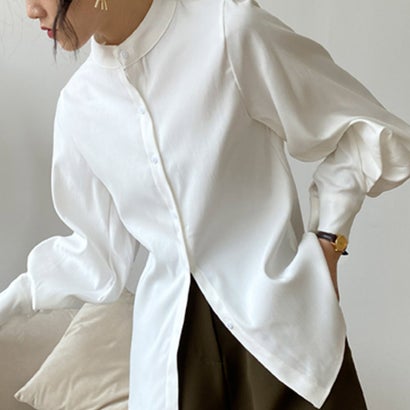 メゾンドラティール maison de LATIR 大人気！今季マストアイテム。ボリュームスリーブノーカラーシャツ。（ホワイト）着やすさとシルエットの美しさが魅力的！