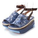 フィットフロップ FitFlop HAUTE DAISY PRINT EMBROIDERY PLATFORM SANDALS （Indian Blue）