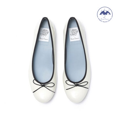 靴作りの街・神戸で作られているバレエシューズブランド。クッション性の良いインソールを使用した、柔らかな履き心地が特徴です。