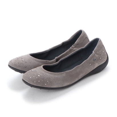 ◇ヨーロッパコンフォートシューズ EU Comfort Shoes Naturino ジュニアパンプス 足にぴったりフィットするバレエシューズ。ビジューデザインがシンプルなベースデザインのアクセントになっています。◇Naturino（ナチュリーノ）ジュニアパンプス【本商品のおすすめポイント】コンセプトは足に優しい子供靴。サンドエフェクト効果（砂の上を歩くような感覚）を謳っています。弊社では本商品を小さなお子様の履く靴として最適なものと考えています。1．健康面の配慮☆しっかりしたカウンターとハイカットであること（このような商品が多い。）足を靴の中で無理なく固定し足首の捻挫や転倒などのけがを防ぐことに配慮していること。★つま先（トゥーボックスの高さ）指が自由に動き、健康な足指の成長を妨げないように配慮。☆ソフトなインソール（中敷きの構造）とソール初めて履くファーストシューズだからこそ、物が言えない赤ちゃんが心地よく履けるようなソフトな履き心地を追求していること。しかしながら、ソールは正しい位置できちんと曲がるようになっており、健康への配慮がなされている。★深めのカウンター・履き口が小さく、ベルクロでしっかり留める構造→転倒や足首の捻挫を防ぎます。☆ツゥーボックスの高さ→指先の自由度の確保→足の健康な成長を促します。★わずかなアーチサポート→履いた時、歩く時の心地よさを与えます。2．デザインヨーロッパのファッションを追求し、妥協しないデザインと機能性を同化させたような商品が多い。ファスナーのある商品も数多い。また、レザー（革）の商品が多くなっておりますが、合皮に比べるとやはり通気性に勝り、適度な柔軟性もあるので、素材的にも十分おすすめしやすい商品です。そして、イタリアならではのおしゃれなデザインでお子様の足を彩ります。3．お母様への配慮ベルクロやファスナーの商品がきわめて多く、お母様がお子様へ履かせることの難しさに配慮されている商品が多い。【Naturino（ナチュリーノ）】1974年に設立されたイタリアの ”Falc Spa” という会社が生産する子供靴専門のブランド。設立以来業界をリードしつづけています。砂に足を置くと砂が完全に足の形になることから生まれた人間工学”Sand Effect System（砂の効果のシステム）に基づいた理論から、大きな特徴になるサンドエフェクト・ソールを考案し、インソールは子供の足に理想的なサポートを与えます。小児科医とも共同で靴のデザインをしており、柔らかく屈曲性に富み、無意味な締め付けをすることがない自然な状態のまま足の成長を助けてくれます。こちらはアウトレット品です。主にはシーズン落ちの新品になりますが、中には細かな傷やシワ、若干の色落ち等がある場合がございます（訳あり品を除く）。33/21.5cm : 【ヒール寸】2cm34/22cm : 【ヒール寸】2cm35/22.5cm : 【ヒール寸】2cm36/23cm : 【重さ】169g / 【ヒール寸】2cm別カラーはこちら！ グリーン