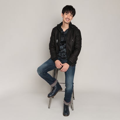 定番ライダースジャケットスタイルをさらに男らしく格上げするバイカージャケットです。フェイクレザーを着慣れたような風合いに仕上げて味わいをプラス。フードやリブなどのスポーティー要素を上手く取り入れ、デイリーに使いやすいように。素材をリンクさせたシューズを選べば、まとまりのあるスタイリングが完成します。裏地付き。※シューズ・アクセサリーはDesigual商品ではございません。＜モデル身長：181?、バスト：96?、ウェスト：75?、着用サイズ：S＞【スタッフレビュー】&lt;身長175cm/着用サイズL&gt;&lt;br＞▼丈感・腰のラインにかかるミドル丈▼フィット感・レギュラーフィットでやや余裕のあるフィット感▼素材・袖、腰の位置にリブ付きで暖かく着用いただけます▼手入れ・お洗濯不可▼着合わせ・ラフにTシャツにデニムスタイル、こだわりを見せてバイカーなパンツと来合わせオススメです※生地の取り方により、柄の配置や形、色合いなど異なる場合があります。こちらはアウトレット品です。主にはシーズン落ちの新品になりますが、中には細かな傷やシワ、若干の色落ち等がある場合がございます（訳あり品を除く）。S : 【肩幅】47cm / 【胸囲】104cm / 【袖丈】63.5cmM : 【肩幅】48cm / 【胸囲】109cm / 【袖丈】64cmL : 【肩幅】50cm / 【胸囲】115cm / 【袖丈】66cmXL/LL : 【肩幅】51.5cm / 【胸囲】122cm / 【袖丈】68cmXXL/3L : 【肩幅】52cm / 【胸囲】126cm / 【袖丈】68.5cm