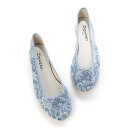 レペット repetto LILI EHラバーソールのモデル”ミティックゴムライン”からのニューモデル。デニム生地の花柄が特徴的なフラットパンプスで、履き口のパイピングデザインとフロントの小ぶりなリボンがアクセントに。履き心地の良さと柔らかさ追求し、スティッチ＆リターン製法で作られた上質なパテントレザー製。取り外しの出来るレザーのインソールと、カスタマイズされた滑り止めになる”r”模様のラバーソールが特徴。 通常のレペットのシューズでソールが薄く感じる方は、こちらのミティックゴムがお勧めです！デイリーユースに活躍する1足です。◆サイズ選びについて◆※レペットのシューズは一点一点職人が手作りしているため、個体差がございます。あらかじめご了承ください。※レペットのシューズは基本的に小さめの作りになっている為通常よりハーフサイズ大きいサイズをお勧めしております。パテント素材（エナメル）のシューズは素材の特性上、より小さい作りとなる為、ワンサイズ大きいサイズをお勧めしています。例えば通常23.5cmのシューズをお履きの方にはスムース/スウェード素材では37.5サイズ、パテント素材では38.0サイズをお勧め致します。サイズの詳しい情報は下記特集ページもご覧下さい。※本革(天然皮革)の商品について素材の特性上、多少のキズやシワ、色ムラや擦れが見られる場合がございます。汗や雨などで濡れた場合、色移りする場合がございます。革の品質保持のため、できるだけ濡らさないようご注意下さい。35/22 : 【ヒール寸】1cm36/22.7 : 【ヒール寸】1cm37/23.3 : 【重さ】132g / 【ヒール寸】1cm38/24 : 【ヒール寸】1cm39/24.7 : 【ヒール寸】1cm