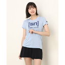 ◇身長169cm B85 W59 H90/モデル着用サイズM定番のクルーネックTシャツに、ク ールな[SN]のロゴをオン。ブランド のアイデンティティを表すアイテム として人気。ヨガ・ピラティス・フィットネス・ランニング・ジム・サイクリング等のスポーツの時はもちろん、普段着にも大活躍のアイテム。また、アウトドアの日焼け・防寒対策にもお勧めです。メリノウールは●綿の約2倍、ポリエステルの約40倍の吸湿性を持ち、汗冷えを防ぐ●断熱性を持つので、夏は涼しく、冬は暖かく過ごすことができる●天然由来の抗菌・防臭性により、嫌な臭いも付きにくい普段着として着用でき、ランニングウェア、ヨガウェア、アウトドアウェアなどちょっとしたスポーツウェアとしても快適で機能性の高い素材です。吸汗性、速乾性に優れ、さらりとした風合いが気持ちいい着心地、汗によるベタつきを軽減し、運動中も快適でドライな状態に。洗濯してもすぐ乾いて、とっても便利、耐久性も抜群です。■生産国: 中国■素材: ハイブリッドメリノウール■ネック形状: ラウンドネック■用途: ヨガ・フィットネス・ピラティス・ランニング・ハイキング・アウトドア※サイズ表記は日本のサイズ規格 (JASPO) になっております。【サイズ】S レディス