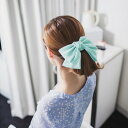 シンプルコーデにアクセントで使って印象的なヘアアレンジになるリボンバレッタ。 ふんわりなめらかなとろみのある素材感のリボンが大人ガーリーにぴったり。 大きめのリボンだからロングヘアにもバッチリ決まる存在感抜群のアクセサリー。、素材：ポリエステル100％カラー：ベージュ/ブラック/ピンク/ライトグレー/ミントグリーン/ネイビー/ダスティマスタード/オレンジ/ワインレッド/ホットピンク/薄ピンク/ディープグリーン/パープルブルー サイズ：約21cm×13cm 生産国：中国 包装に関しての注意点：こちらの商品は激安で販売しているため、化粧箱は付いていませんが、商品に傷付かないよう簡易包装で発送とさせていただきます。※海外輸入品のため、商品の細部仕様は多少異なる場合がございます、ご了承下さい。ヘアアクセサリー リボン バレッタ 大きい ヘアアクセサリー バレッタ 卒業式バレッタ 大きめ バレッタ シンプル リボン ヘアアクセ別カラーはこちら！ ベージュ　ブラック　ピンク　グレー(ライトグレー)　ネイビー　イエロー　オレンジ　レッド(ワインレッド)　ピンク(ホットピンク)　ピンク(薄ピンク)　グリーン(ディープグリーン)　ブルー(ロイヤルブルー)