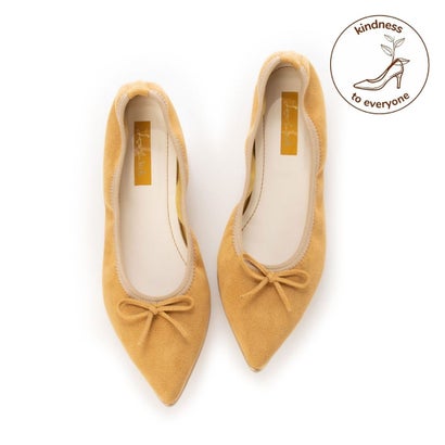 ◇ラウナレア Launa lea [Launa lea rich]ラウンドトゥバレエシューズ(B84101)◇【Launa lea rich　Ballet Shoes】人気の「Launa lea rich」シリーズから新しくバレエシューズが登場。ゴールドラインでちょっぴりエッジを効かせたリッチなデザインとフラワーマルシェをイメージしたカラーバリエーションで、足もとから明るくハッピーに。スエード調のソフトな素材としなやかな返りの軽量ソールで包み込むような履き心地。足が触れるインナーにはエコ素材（エコテックス）を使用して人にも地球にもやさしいサスティナブルも意識したアイテム。【デザイン】人気のラウナレアリッチからバレエシューズが登場!季節感のあるスウェード素材を使用し大人な雰囲気に◎ヒールのゴールドラインで上品さもありながらカジュアルにも。軽量タイプなので足元が軽やかになります♪定番のブラックから華やかな印象にしてくれるローズやシルバー系までカラーバリエーションが豊富です!【コーディネート】定番のブラックや落ち着いたシルバーはカラーボトムスと合わせて◎イエローやブルーグリーン系のカラーアイテムは、デニムやグレー系のお洋服と合わせて◎------------------------------------【スタッフ着用コメント】《スタッフT》「普段着用サイズ：23cm、足幅：普通、甲高：普通」着用サイズ：23cm履き心地：フィット感があるので23センチでぴったりです。軽くてクッションがやわらかく、やわらかい素材なのでポインテッドトゥでも幅もあたらず歩きやすいです。《スタッフN》「普段着用サイズ：25cm、足幅：やや細め、甲高：普通」着用サイズ：24.5cm私はゆったり履きたかったのでワンサイズ上げて履いています。ぴったりならいつものサイズでよさそうです。------------------------------------※足の形には個人差がございますのであくまでご参考までにお願いいたします。【こだわりポイント】?マシュマロインソール低反発と高反発の2重構造でクッション性に優れた素材を使用。フワフワの履き心地が持続し、長時間歩いても疲れにくいこだわり抜いたインソール。?脱げにくく痛くないかかとかかとのインナーに人工皮革を使用し、脱げにくく足をサポート。歩きやすさを追求。?足あたりが快適なつま先内側にメッシュ素材を使用して、通気性・抗菌防臭効果を。つま先の負担を軽減して、圧迫感を感じずに包み込むようなホールド感を実現。?安定感のあるヒール足裏をしっかりと支えヒールでも高さを感じず、ぐらつかない安心感。また、ソールはグリップ性がある高い底材を使用してすべりにくりい仕様に。?Made in Japan工場で1足1足丁寧に作られたシューズ■ソールには柔軟性が高いバフクレープ底を使用している為返りがよく、バフ加工により滑り止め効果にも優れています。なお、柔らかい素材な分衝撃により剥がれやすくなったり欠如しやすい点もございます為、使用の際には十分ご注意ください。※完全防滑ではございません。あらかじめご了承ください。こちらはアウトレット品です。主にはシーズン落ちの新品になりますが、中には細かな傷やシワ、若干の色落ち等がある場合がございます（訳あり品を除く）。24.5cm : 【重さ】126g / 【ヒール寸】1.5cm別カラーはこちら！ ブラック(ブラックS)　ピンク(PKベージュS)　レッド(ローズS)　グリーン(グリーンS)　シルバー(シルバーS)