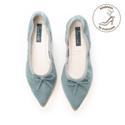 ◇ラウナレア Launa lea [Launa lea rich]ラウンドトゥバレエシューズ(B84101)◇【Launa lea rich　Ballet Shoes】人気の「Launa lea rich」シリーズから新しくバレエシューズが登場。ゴールドラインでちょっぴりエッジを効かせたリッチなデザインとフラワーマルシェをイメージしたカラーバリエーションで、足もとから明るくハッピーに。スエード調のソフトな素材としなやかな返りの軽量ソールで包み込むような履き心地。足が触れるインナーにはエコ素材（エコテックス?）を使用して人にも地球にもやさしいサスティナブルも意識したアイテム。【デザイン】人気のラウナレアリッチからバレエシューズが登場!季節感のあるスウェード素材を使用し大人な雰囲気に◎ヒールのゴールドラインで上品さもありながらカジュアルにも。軽量タイプなので足元が軽やかになります♪定番のブラックから華やかな印象にしてくれるローズやシルバー系までカラーバリエーションが豊富です!【コーディネート】定番のブラックや落ち着いたシルバーはカラーボトムスと合わせて◎イエローやブルーグリーン系のカラーアイテムは、デニムやグレー系のお洋服と合わせて◎------------------------------------【スタッフ着用コメント】《スタッフT》「普段着用サイズ：23cm、足幅：普通、甲高：普通」着用サイズ：23cm履き心地：フィット感があるので23センチでぴったりです。軽くてクッションがやわらかく、やわらかい素材なのでポインテッドトゥでも幅もあたらず歩きやすいです。《スタッフN》「普段着用サイズ：25cm、足幅：やや細め、甲高：普通」着用サイズ：24.5cm私はゆったり履きたかったのでワンサイズ上げて履いています。ぴったりならいつものサイズでよさそうです。------------------------------------※足の形には個人差がございますのであくまでご参考までにお願いいたします。【こだわりポイント】?マシュマロインソール低反発と高反発の2重構造でクッション性に優れた素材を使用。フワフワの履き心地が持続し、長時間歩いても疲れにくいこだわり抜いたインソール。?脱げにくく痛くないかかとかかとのインナーに人工皮革を使用し、脱げにくく足をサポート。歩きやすさを追求。?足あたりが快適なつま先内側にメッシュ素材を使用して、通気性・抗菌防臭効果を。つま先の負担を軽減して、圧迫感を感じずに包み込むようなホールド感を実現。?安定感のあるヒール足裏をしっかりと支えヒールでも高さを感じず、ぐらつかない安心感。また、ソールはグリップ性がある高い底材を使用してすべりにくりい仕様に。?Made in Japan工場で1足1足丁寧に作られたシューズ■ソールには柔軟性が高いバフクレープ底を使用している為返りがよく、バフ加工により滑り止め効果にも優れています。なお、柔らかい素材な分衝撃により剥がれやすくなったり欠如しやすい点もございます為、使用の際には十分ご注意ください。※完全防滑ではございません。あらかじめご了承ください。こちらはアウトレット品です。主にはシーズン落ちの新品になりますが、中には細かな傷やシワ、若干の色落ち等がある場合がございます（訳あり品を除く）。24.5cm : 【重さ】126g / 【ヒール寸】1.5cm別カラーはこちら！ ブラック(ブラックS)　ピンク(PKベージュS)　レッド(ローズS)　イエロー(イエローS)　シルバー(シルバーS)