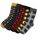 Jubilee Socksヨーロッパを中心とした世界中のデザイナーによる、クラシカルなタータンチェックデザイン靴下5足（5ペア）セットです。色とりどりのチェック柄は秋冬コーデのワンポイントにピッタリのアイテム。コットン80%にナイロン、スパンデックスが入っており、伸縮性があり、洗濯しても縮まず、ムレにくく防臭効果があります。毎日色違いで履くのも、ちょっとしたプレゼントにも最適。メンズ、レディース問わずお使いいただけるユニセックスサイズのため、ご家族やカップルでお揃いにしてもキュートです。OUTLET商品です。そのため、小さい傷等の瑕疵、化粧箱に痛みなどある場合がございますが、使用には差し支えありません。新品でのご提供ではありますが、お買い求めいただきやすくなっております。※商品の特性上、着用された場合はご返品をお受けできませんのでご注意ください。こちらはアウトレット品です。主にはシーズン落ちの新品になりますが、中には細かな傷やシワ、若干の色落ち等がある場合がございます（訳あり品を除く）。