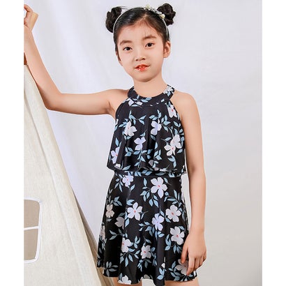 - Kids' checkpoints！ -「ガーリーで可愛くキメる！ワンピース水着」ハイネックとバックが開いたデザインがとってもオシャレ！ちょっぴり大人っぽいレディなデザインお気に入り間違いなし！- Detail Checkpoint -point01紫外線からお肌を守る！ママも安心でHAPPY！お子さまのデリケートな素肌を日焼けからばっちりガード。point02ビキニ焼けの心配なし！日焼け止めの節約にも◎お肌の露出を抑えて、水着の跡がくっきり残らないのが嬉しい。point03お腹を冷やさない！オールインワン。いっぱい遊ぶお子さまにぴったりの上下一体型。point04しっかり裏地付き！透けずに安心な着心地。大切なお子さまが着る水着！裏地で安心・快適な着心地に。point05スカートの下は一体型ショートパンツパンツタイプで露出控えめ。お子さまも思う存分遊べる。point06今しか着られないものを。かわいいプリント柄。パッと目立ってお友達にも自慢できる！キュートなデザイン。キッズ 水着 女の子ワンピース オールインワン【商品詳細】・ジッパー：なし・ウエスト調節：なし・金属パーツ：あり・プラスチックパーツ：なし【セット内容】・1点・ワンピース水着●サイズ表をご確認の上、お間違いのないようご購入下さい。●サイズ表は一部ヌードサイズ(衣服を身に着けない身体のサイズ)での記載となります。こちらのサイズ表は一部平置きサイズではございませんのでご注意ください。※バスト・ウエストはヌードサイズ、総丈は平置きで測定したサイズです。水着は水分を含むとサイズ感に余裕が出る作りとなっておりますので、多少小さ目の作りとなっております。ヌードサイズを参考にサイズをお選びください。●商品・着用者によっては多少の誤差がある場合がございます。●商品のお色は、照明の関係で実物と多少の違いが生じることがございます。ご了承ください。●生地の取り方により、柄の位置等写真と異なる場合がございます。ご了承ください。洗濯：手洗い可別カラーはこちら！ マルチカラー(フラワーA)　ブラック(チェック)　ブラック　ネイビー　ピンク　オレンジ(ペールオレンジ)　ホワイト(ホワイトラベンダー)　ブルー(ライトブルー)　パープル(ライラック)
