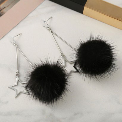 ショッピングゴー shoppinggo ピアス キラキラ星 ふんわり ポンポン カジュアル ファーピアス スウィング ファー 揺れる (ブラック)