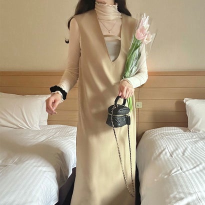 ラウアー LAUIR Vネックノースリーブワンピース (ベージュ)