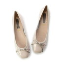 インターショシュール INTER-CHAUSSURES リボン付きスクエアフラットパンプス (ベージュエナメル)