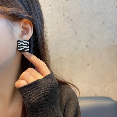 ゾエ ジェンコ Zoe Jenko ゼブラ柄スクエアピアス・イヤリング 10039 (A)