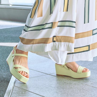 アルネ セヴン トゥエルヴ サーティ ALUNE SEVEN TWELVE THIRTY ウェッジヒールサンダル （イエロー）