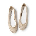 ◇レペット repetto CENDRILLON_New Size可愛らしいラウンドトゥのバレエシューズ。アッパーの華奢なリボンが上品な1足です。フラットなので長時間履いても疲れにくいのも嬉しいポイント。◆サイズ選びについて◆※レペットのシューズは一点一点職人が手作りしているため、個体差がございます。あらかじめご了承ください。※商品名に「New Size」と記載のある商品のサイズ選びに関しては、画像内の新サイズ目安表を参考にお選びください。※本革(天然皮革)の商品について素材の特性上、多少のキズやシワ、色ムラや擦れが見られる場合がございます。汗や雨などで濡れた場合、色移りする場合がございます。革の品質保持のため、できるだけ濡らさないようご注意下さい。37/24 : 【重さ】123g / 【ヒール寸】1cm36.5/23.7 : 【重さ】120g / 【ヒール寸】1cm別カラーはこちら！ アニマル(レオパード)　ブラック　ブラック(ブラックベロア)　ブラウン　アニマル(レオパード)　シルバー