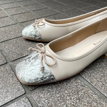 トミエコ Tomieco ソフトなスクエアトゥ リボン付きローヒールパンプス （BEIGE/パイソン）