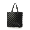 ◇メリッサ melissa MELISSA MOGU BAG + 52 BY HIKARU MATSUMURAA4サイズの書類も入る、デイリーに活躍するトートバッグ。スクエア型で収納しやすく、毎日使える便利なサイズ感。取り入れやすい定番カラーとコーデのポイントになってくれるビビットなカラーバリエーションでご用意しました。・A4対応（22×31cm)：〇・長財布（10×20cm）：〇・ペットボトル横向き（500ml）：〇・ペットボトル縦向き（500ml）：〇FREE : 【重さ】700g / 【高さ】33cm / 【幅】32cm / 【持ち手高さ】19cm別カラーはこちら！ ピンク(PINK)　イエロー(YELLOW)　ホワイト(WHITE)