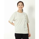 ◇身長173cm B83 W59 H87/モデル着用サイズMリラックスフィットで女性らしいシルエットのグラフィックTee。直線的な縦のグラフィックと素材のマッチングでオシャレにもスポーツシーンにも着用可能なアイテム。■生産国: ベトナム■素材: ポリエステル100%※サイズ表記は日本のサイズ規格 (JASPO) になっております。別カラーはこちら！ グリーン(シルバーモス)　ピンク(ストーンピンク)