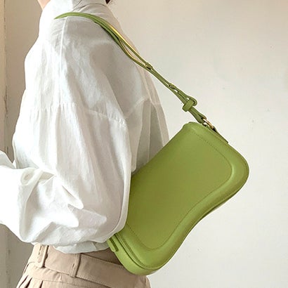 デューリリー Dewlily フラップショルダーバッグ 韓国ファッション 10代 20代 30代 シンプルなデザイン 横長 丸みのあるウェーブ型 選べる5色 (グリーン) デューリリー Dewlily フラップショルダーバッグ 韓国ファッション 10代 20代 30代 シンプルなデザイン 横長 丸みのあるウェーブ型 選べる5色 (グリーン)