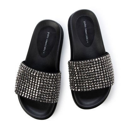 ◇ユウコイマニシプラス yuko imanishi+ サンダルラインストーン使いが華やか。フラットヒールで歩きやすいサンダルです。足元にアクセントをプラスする一足です。37/23.5cm : 【重さ】276g / 【ヒール寸】2.5cm / 【プラットフォーム高さ】1.5cm別カラーはこちら！ ホワイト(WH)　ブラック(BL)