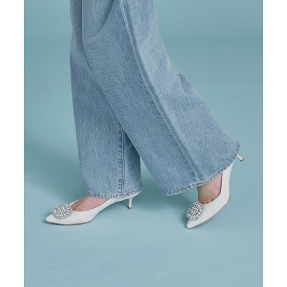 アルネ セヴン トゥエルヴ サーティ ALUNE SEVEN TWELVE THIRTY ビジュープレート付きポインテッドパンプス （アイボリー）