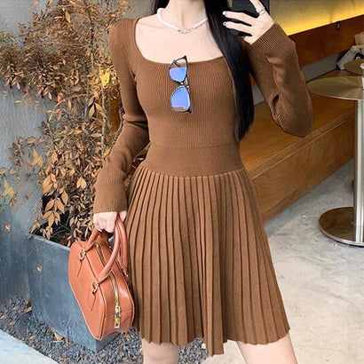 デューリリー Dewlily ニットプリーツワンピース レディース 10代 20代 30代 韓国ファッション カジュアル 長袖 ミニ スクエアネック 春 秋 冬 無地 シンプル （ブラウン）
