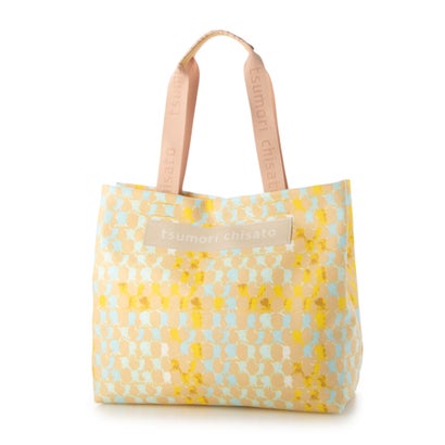 ◇ツモリチサト キャリー tsumori chisato CARRY タコチェック ハンドバッグ 手提げ 【 水や汚れに強いコーティング 】全体にプリントされた、タコのチェック柄がかわいいハンドバッグ。独創的なデザインで、コーデのアクセントとしてもお役立ち。デイリー使いはもちろん、ピクニックアイテムとしてもオススメです。・A4対応（22×31cm)：〇・長財布（10×20cm）：〇・ペットボトル横向き（500ml）：〇・ペットボトル縦向き（500ml）：〇※完全防水ではございませんのでご注意ください。FREE : 【重さ】380g / 【高さ】29.5cm / 【幅】33.5cm / 【底マチ】13.5cm / 【持ち手高さ】20cm別カラーはこちら！ グレー　ブラック