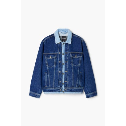 クラシックなデザインのデニムジャケットです。濃いブルーのデニム生地に、胸ポケットが2つ付いており、ボタンで開閉する仕様です。襟と袖口の切り替えがアクセントとなっており、カジュアルなスタイルに合わせやすい一着です。シンプルでありながら存在感があり、季節を問わず活躍できるアイテムです。【Desigualデシグアル】バルセロナ発のファッションブランド「Desigual（デシグアル）」。スペイン語で“他とは違う”という意味が現すとおり、他のブランドにはない地中海をイメージさせるカラフルな色使いやエキゾチックなパターン、パッチワークやデニムなど着る人の個性を引き立てるアイテムを展開。デイリーにも、ドレスアップにも活躍する幅広いデザインが魅力。レディースだけではなく、メンズやシューズなど幅広いラインナップを展開。ブランド名にもなっているDesigual(他とは違う)は、自分自身が他の人と違うことがどれだけ大切で楽しいことなのかを改めて感じてもらいたいという私たちの願いが込められています。 自由で楽しく、カラフルで前向き。本当の自分を呼び覚ます鮮やかなカラーやプリント、他とは一味違うスタイルはファッションを楽しくするものばかりです。※ 生地の取り方により、柄の配置や形、色合いなど異なる場合があります。こちらはアウトレット品です。主にはシーズン落ちの新品になりますが、中には細かな傷やシワ、若干の色落ち等がある場合がございます（訳あり品を除く）。M : 【重さ】1,060g / 【着丈】63cm / 【肩幅】48cm / 【胸囲】114cm / 【袖丈】65cm