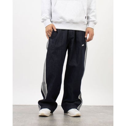 ◇身長176cm C84 W75 H88/モデル着用サイズM◇ノルディ NERDY SIDE LINE WIDE DENIM PANTSスタイリングに取り入れるだけでトレンドライクな雰囲気になるサイドラインパンツ。程よいワイドシルエットで抜け感もばっちり。デニム地なのでロングシーズン活躍する優秀アイテム。韓国ファッション　韓国ブランド　ストリートファッション　ダンス　練習着こちらはアウトレット品です。主にはシーズン落ちの新品になりますが、中には細かな傷やシワ、若干の色落ち等がある場合がございます（訳あり品を除く）。S : 【ウエスト】68cm / 【ヒップ】114cm / 【股上】29.5cm / 【股下】72.5cmM : 【ウエスト】74cm / 【ヒップ】116cm / 【股上】31cm / 【股下】73cmL : 【ウエスト】76cm / 【ヒップ】118cm / 【股上】31.5cm / 【股下】75.5cm別カラーはこちら！ ブラック(BLACK)